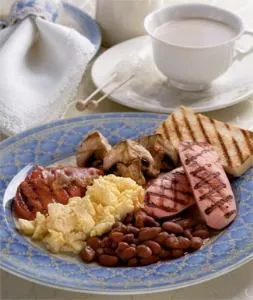 Английский завтрак (яйца, сосиски, грибы, фасоль, помидоры, тосты и чай с молоком)