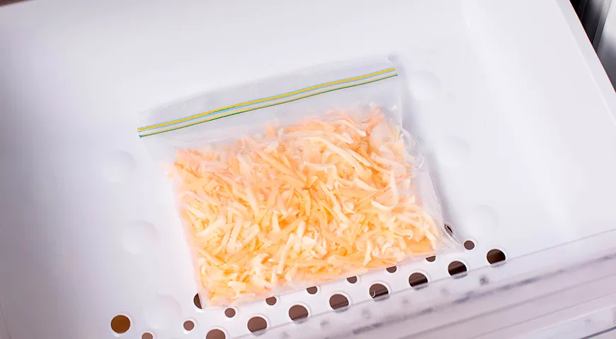 Замороженный сыр хранится до 6 месяцев, а после медленной разморозки в холодильнике его нужно использовать за 2–3 дня