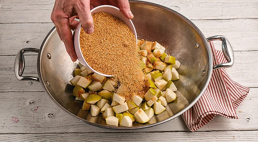 Варенье из груш с шоколадом и фундуком