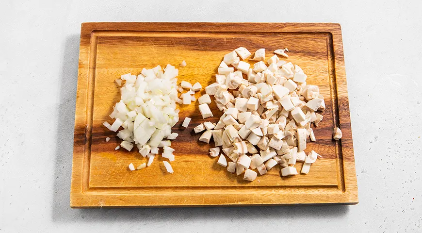 Слоеный салат с курицей, грибами и картофелем