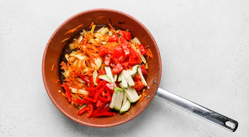 Манты на овощной подушке