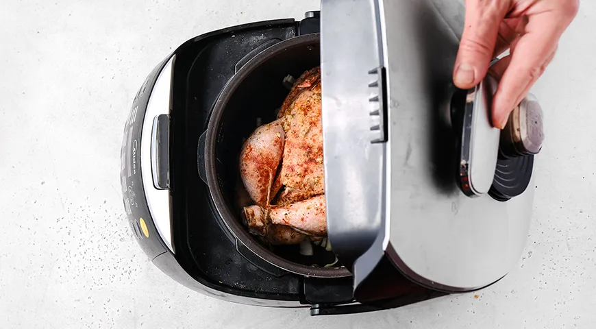 Курица, запеченная целиком в мультиварке