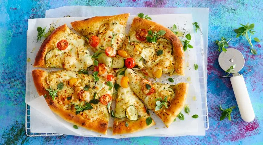 Римская пицца с цукини, помидорами, моцареллой и подкопчённым сулугуни