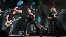 Мороженое в форме гитары выпустила группа Metallica
