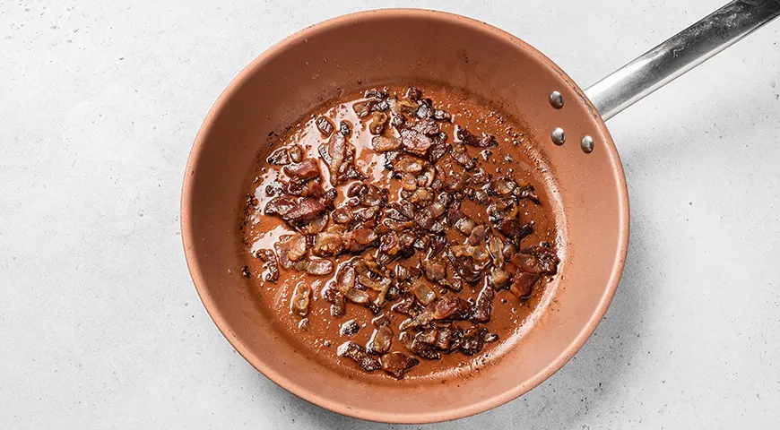 Макароны с беконом, сыром и помидорами на сковороде