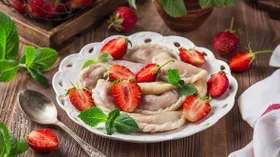 8 рецептов очень вкусных вареников — от классики с вишней до картошки и квашеной капусты
