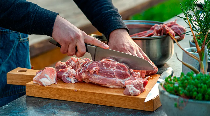 Для шашлыка свинину нарезают кубиками по 4–5 см