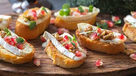 Кростини с бри, гранатом и грецкими орехами