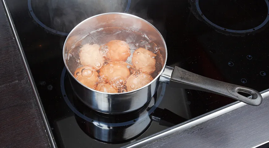Оказывается, варить и чистить яйца нужно по правилам: так они сохранят максимум пользы