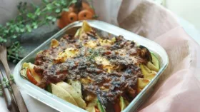 Запеканка из макарон ракушек с цукини и баклажаном под соусом рагу