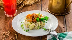 Салаты с маринованными опятами: 8 простых рецептов на каждый день и к празднику