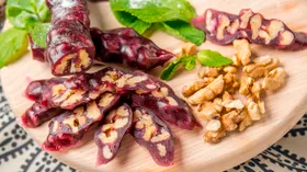 Чурчхела: как ее приготовить дома, чем она полезна и как правильно ее есть