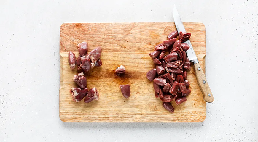 Куриные сердечки с грибами в сметане