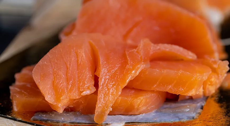 Свежая слабосоленая форель выглядит влажной, без матового налета. Допустим легкий блеск, но слизи или мутного налета быть не должно