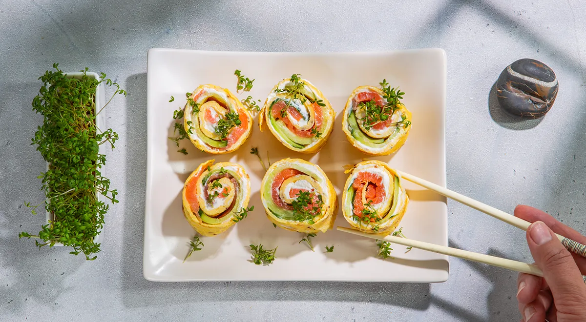 Рецепт яичных роллов с творожным сыром, красной рыбой и огурцом