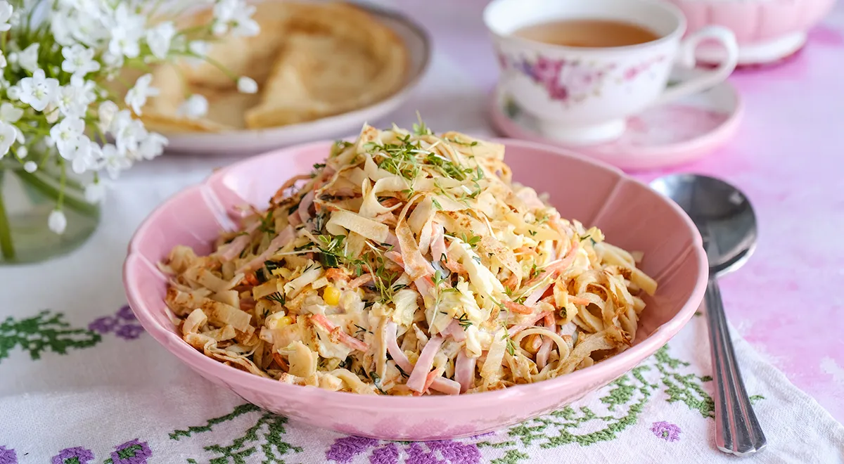 Рецепт блинного салата с ветчиной