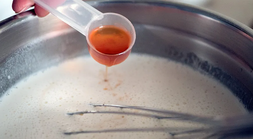 Опытные кондитеры делятся, что в тесто добавляют не более 1–2 ст. л. алкоголя на 500 г муки