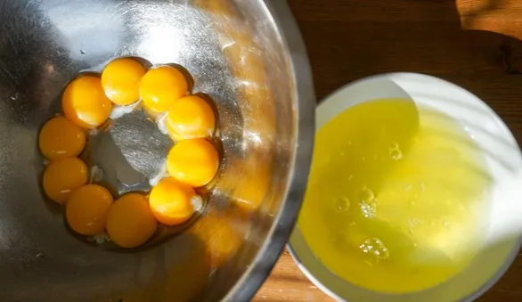 Почему не нужно выбрасывать оставшиеся после безе яичные желтки