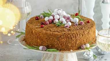 Шоколадный медовик со сметанным кремом: как приготовить, рассказывает кондитер