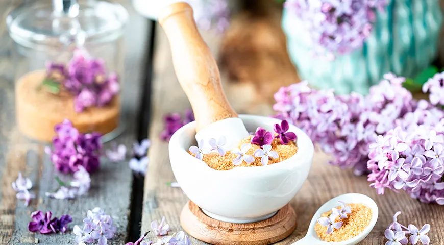Для того чтобы приготовить «сиреневый сахар», нужно перетереть лепестки цветков с сахаром в ступке и оставить смесь в банке на несколько дней