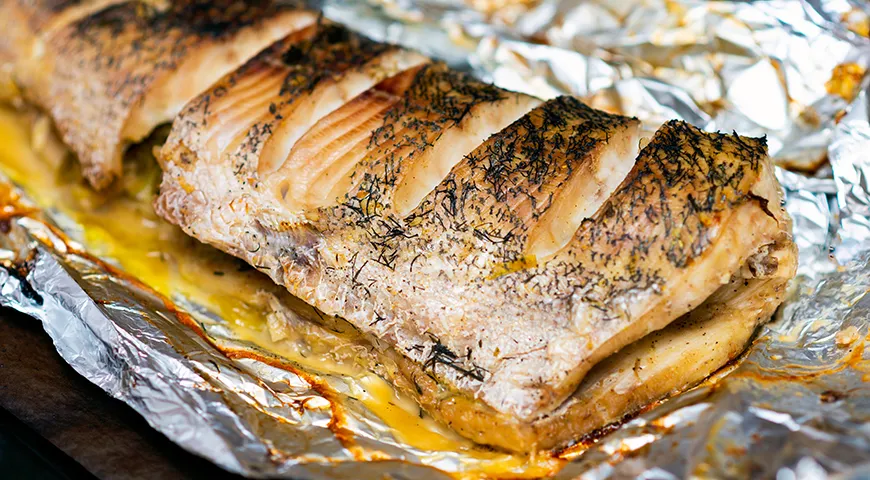 Линь с укропом, запеченный в фольге