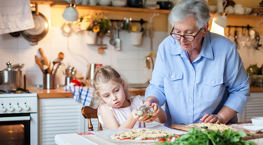 Привлечь ребенка к приготовлению праздничных блюд — отличная идея для совместного вечера