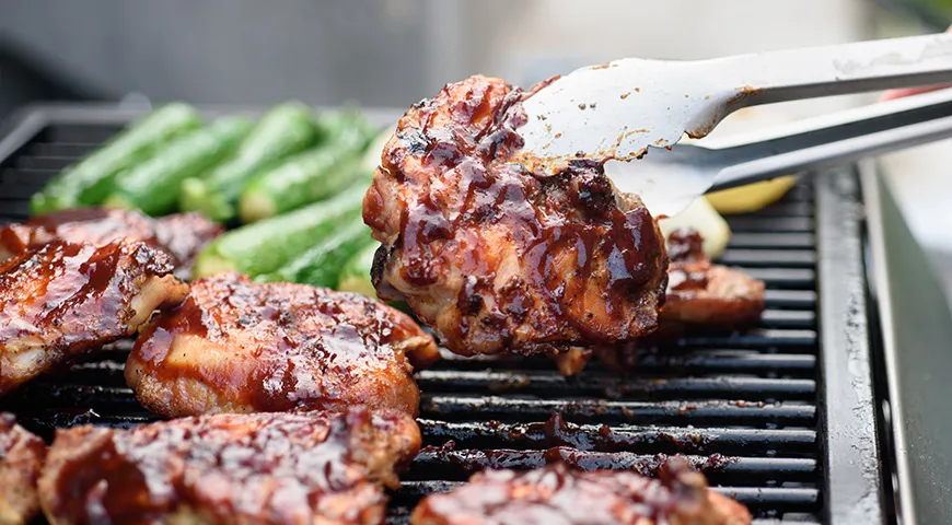 Отдавайте предпотение нежирным сортам мяса: например, курице или индейке