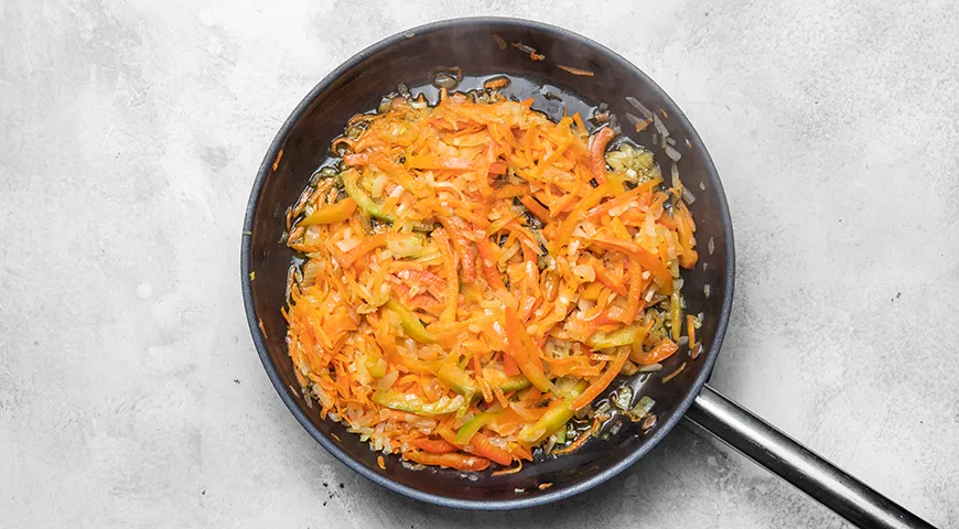 Минтай с рисом и овощами на сковороде