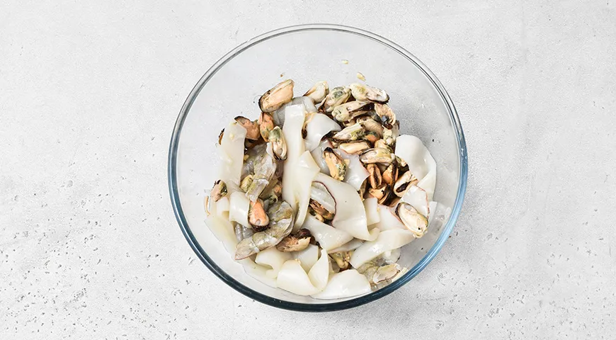 Фунчоза с морепродуктами и овощами