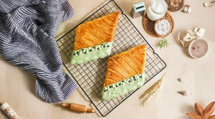 В 2024 году в меню некоторых российских кофеен появились плоские круассаны