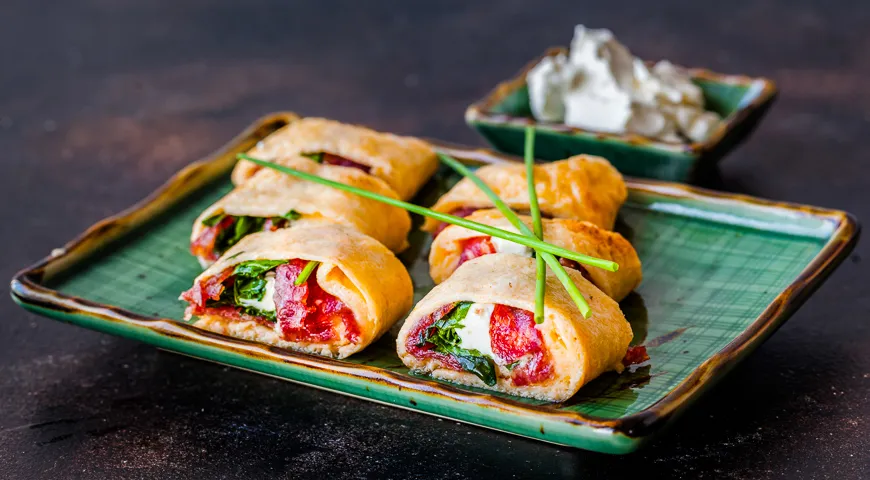 Рецепт роллов из омлета, сервелата с окороком и руколой