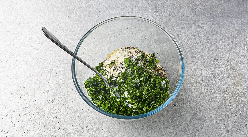 Запеченный баклажан с орехами и зеленым соусом