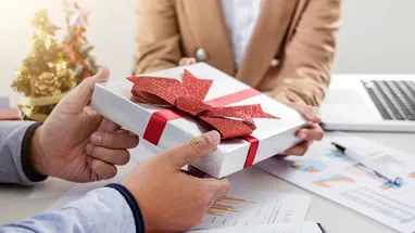 Что подарить коллегам на Новый год