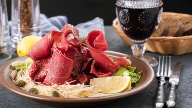 Строганина из мяса: северный деликатес, который можно приготовить дома