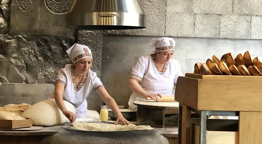 Армянский лаваш красиво пекут на открытой кухне ресторана Sherep