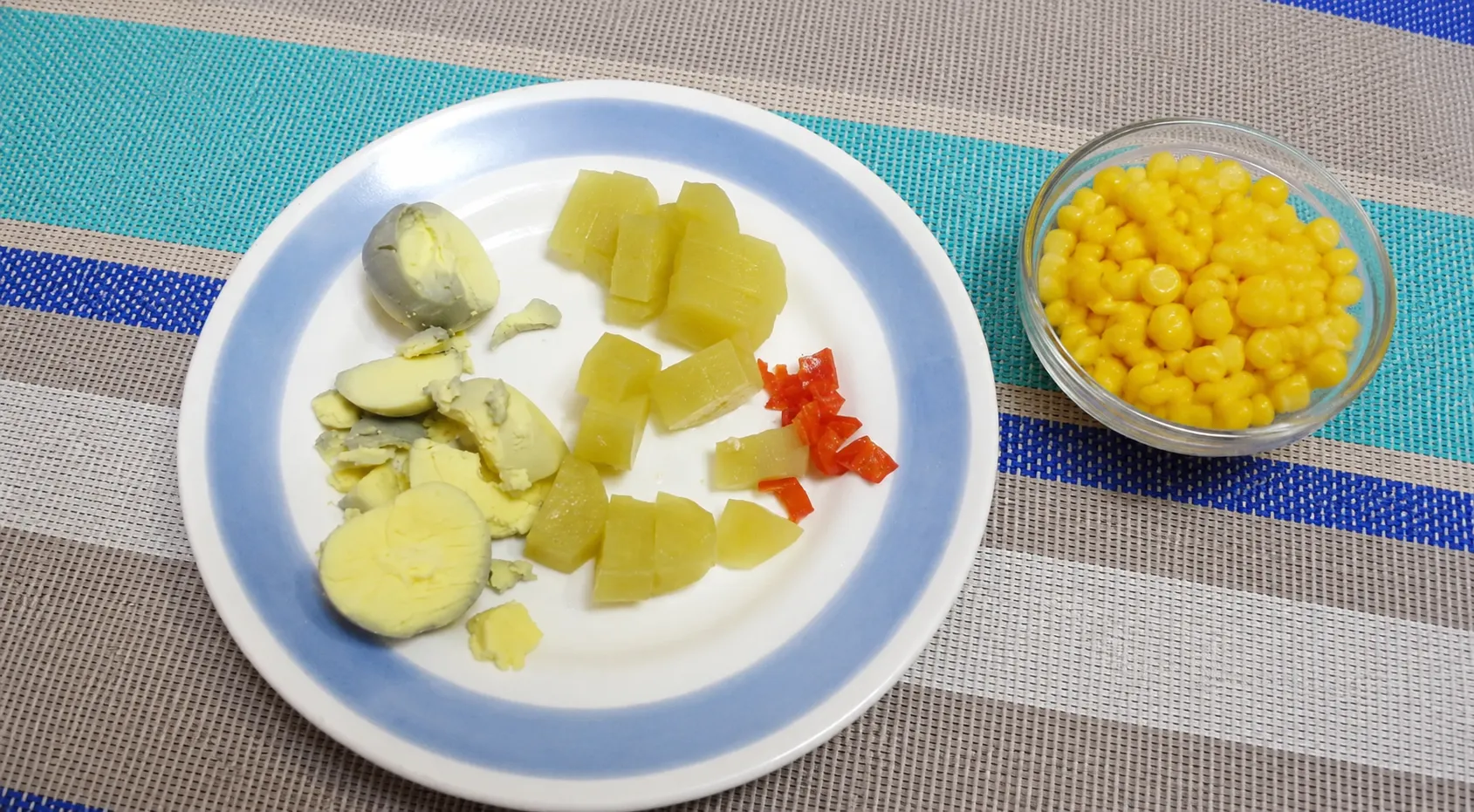 Готовим фаршированные яйца кукурузным паштетом