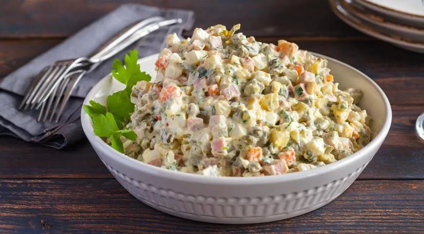 Зимний салат – классический рецепт, с колбасой и огурцами
