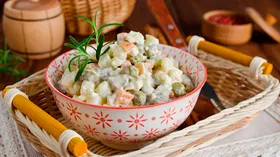 Салаты Оливье с курицей