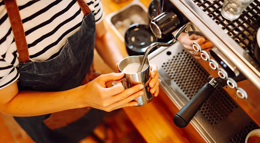 Молоко взбивают отдельно и уже после добавляют в чашку с кофе