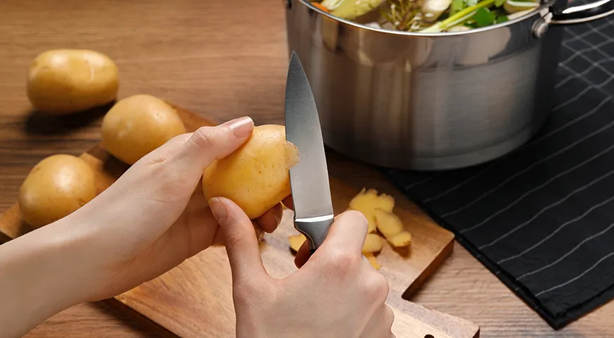 Из картофельной кожуры можно сделать хрустящие чипсы (15 минут в духовке  – и готово!)