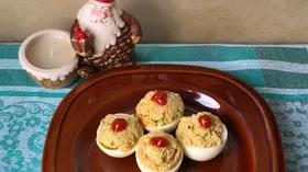 Яйца, фаршированные муссом из авокадо