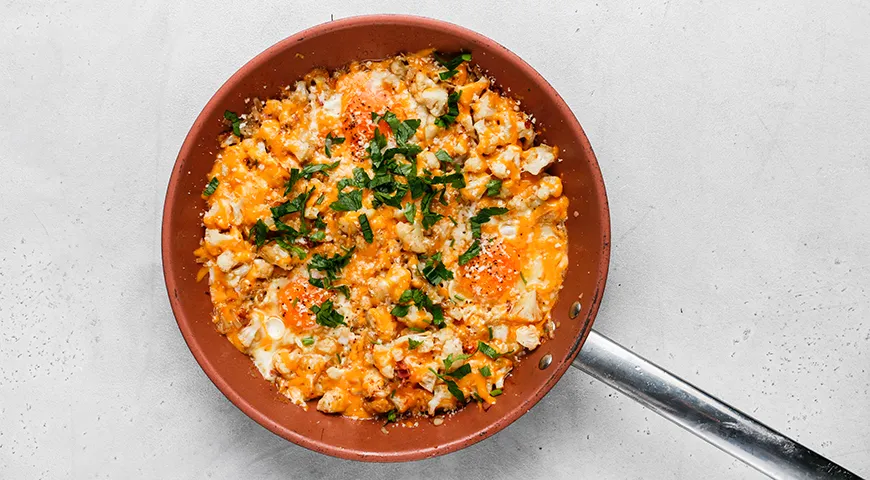 Цветная капуста с яйцом и сыром на сковороде