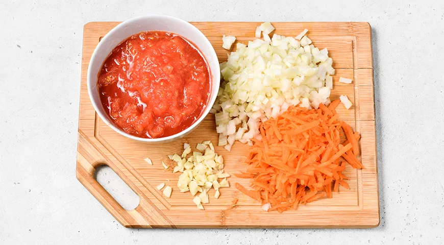 Гуляш из курицы с подливкой на сковороде