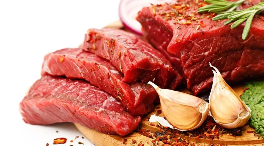 Для маринования мяса вам понадобятся рубленые чеснок, имбирь, аджику и оливковое масло