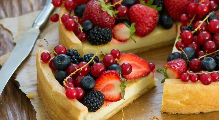 Пирог с творожной начинкой и ягодами