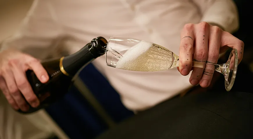 Брют чаще всего описывают как сухое, освежающее игристое, для которого характерна выраженная кислотность и яркие фруктовые оттенки