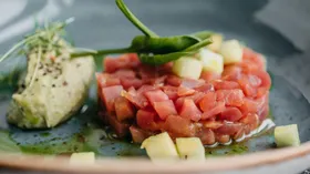 Тартар из тунца с соусом из авокадо от ресторана Лимончино
