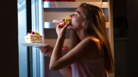 Как распознать у себя зависимость от еды: психолог рассказала, что нужно знать, чтобы справиться с проблемой