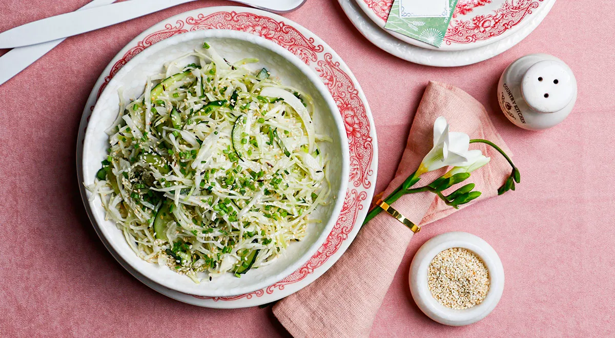 Салат с огурцом, капустой и кунжутной заправкой