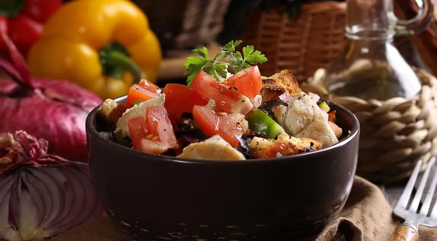 Салат «Панцанелла» с курицей